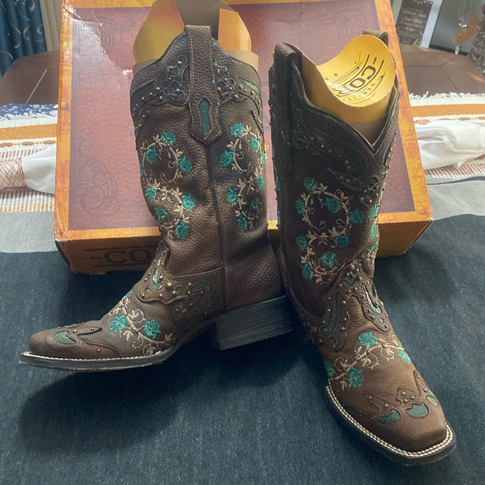 Corral brand. Size 8 1/2 M. LD brown, turquoise floral embroidery.